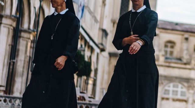 Como parte do aumento do controle Hong Kong, a China prendeu duas freiras da missão do Vaticano e tenta influir na nomeação do futuro bispo coadjutor.
