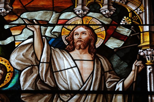 Na noite do Sábado Santo, também conhecida como Vigília Pascal, honra-se a sepultura de Jesus Cristo, sua descida ao Limbo e celebra-se sua gloriosa Ressurreição.