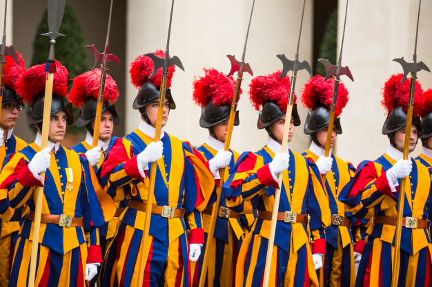 A cerimônia de Juramento da Guarda Pontifícia é uma antiga tradição realizada pelo Corpo da Guarda Suíça fundado pelo Papa Júlio II em 1506.