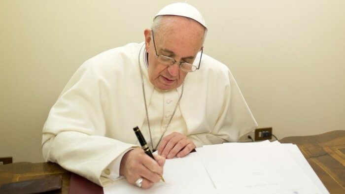 Papa afirma necessidade de reconhecer a presença de leigos que, em virtude de seu Batismo, se sentem chamados a colaborar no serviço da catequese.