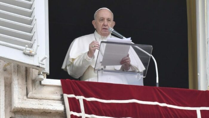 O caminho da verdadeira caridade é olhar para o outro com os olhos de Jesus; é ver Jesus no rosto dos pobres; é ter Jesus no centro, sempre.