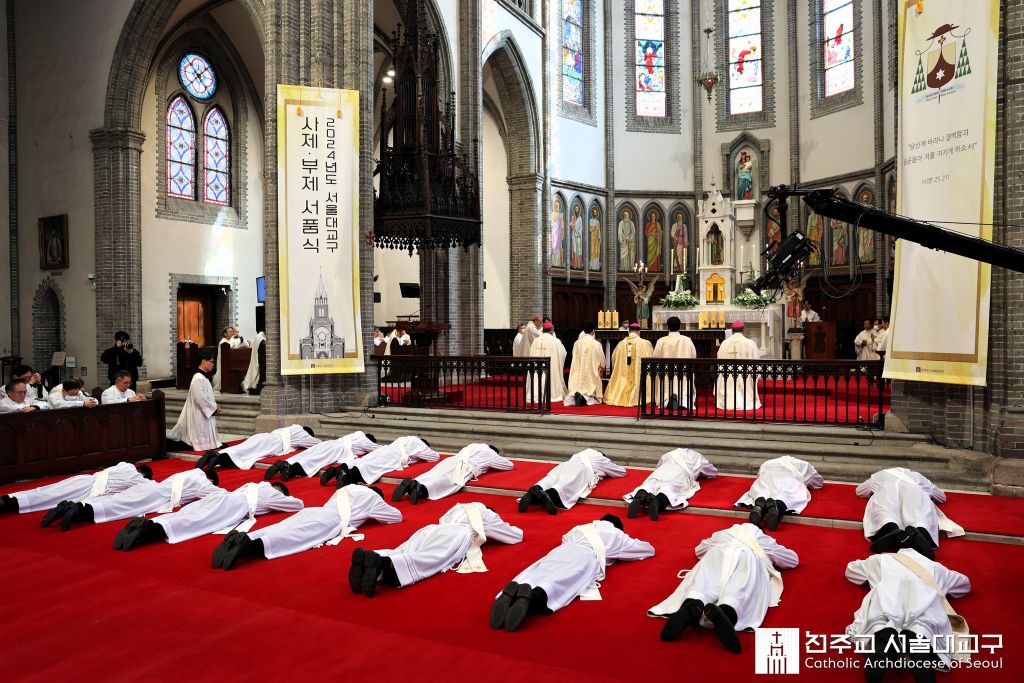 Arcebispo de Seul preside ordenação de 16 sacerdotes e 25 diáconos 2 Arcebispo de Seul preside ordenacao de 16 sacerdotes e 25 diaconos 2