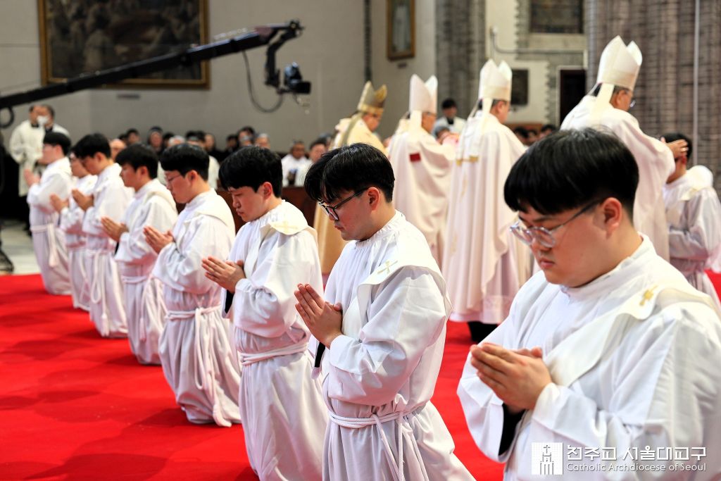 Arcebispo de Seul preside ordenação de 16 sacerdotes e 25 diáconos 3 Arcebispo de Seul preside ordenacao de 16 sacerdotes e 25 diaconos 3