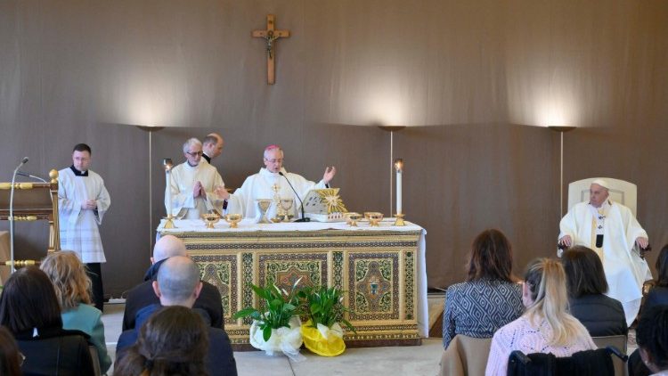 Papa Francisco lava e beija os pes de detentas de prisao feminina de Roma 3