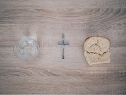 Oração, jejum e misericórdia 1 Foto: Kamil Szumotalski/ Unsplash