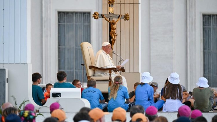 Papa Francisco se encontra com acólitos e coroinhas na Praça de São Pedro 2 Papa Francisco se encontra com acolitos e coroinhas na Praca de Sao Pedro 2