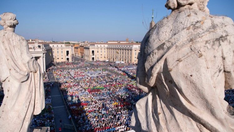 Papa Francisco se encontra com acólitos e coroinhas na Praça de São Pedro 3 Papa Francisco se encontra com acolitos e coroinhas na Praca de Sao Pedro 3