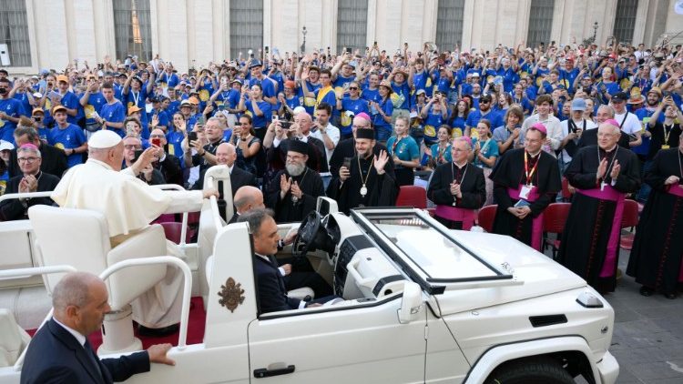 Papa Francisco se encontra com acólitos e coroinhas na Praça de São Pedro 4 Papa Francisco se encontra com acolitos e coroinhas na Praca de Sao Pedro 4