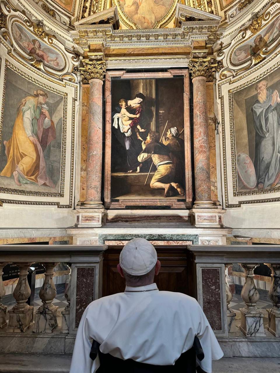 Papa faz suas orações diante das relíquias de Santa Mônica 2 Papa faz suas oracoes diante das reliquias de Santa Monica 2
