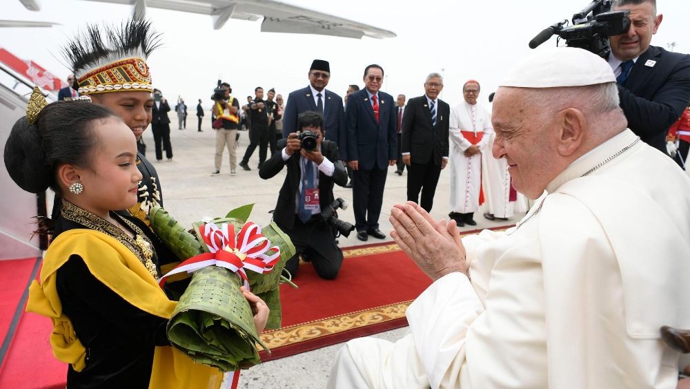 Papa Francisco desembarca na Indonésia iniciando sua viagem pela Ásia 2 Papa Francisco desembarca na Indonesia iniciando sua viagem pela Asia 1