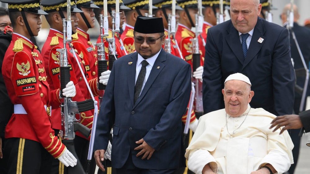 Papa Francisco desembarca na Indonésia iniciando sua viagem pela Ásia 3 Papa Francisco desembarca na Indonesia iniciando sua viagem pela Asia 2