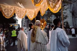Milhares de pessoas participam da procissão eucarística nas ruas de Nova York 1 Fotos: Instituto Napa