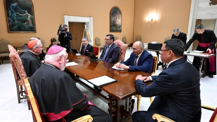 Papa Francisco recebe presidente do Quirguistão no Vaticano 3 Papa Francisco recebe presidente do Quirguistao no Vaticano 3