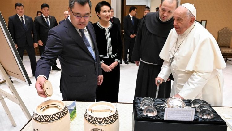 Papa Francisco recebe presidente do Quirguistão no Vaticano 4 Papa Francisco recebe presidente do Quirguistao no Vaticano 4