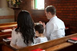 A fé traz benefícios para sua família 1 Foto: <a href="https://br.freepik.com/fotos-gratis/familia-crista-rezando-na-igreja-tiro-medio_24396709.htm#fromView=search&page=1&position=16&uuid=f129b3f5-5833-41ac-9465-3e5e71dbc97a&new_detail=true&query=Educar+Filhos+religi%C3%A3o">Imagem de freepik</a>