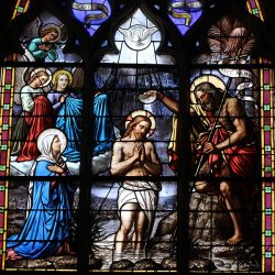 No Batismo, Ele lavou nossas misérias 1 Batismo de Cristo - Igreja de Notre Dame, Vitré (França). Foto: Francisco Lecaros