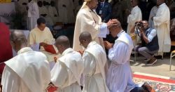 Quatro sacerdotes e quatro diáconos ordenados em Angola 1 Foto: Pobres Servos da Divina Providência/ Facebook