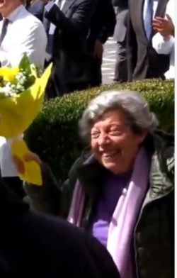 A “senhora das flores amarelas” que o Papa Francisco saudou 1 Foto: screenshot/ Vatican news