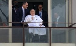 Papa Francisco aparece na sacada do Hospital Gemelli 1 Foto: screenshot/ Vatican news