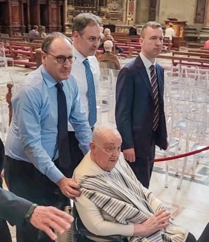 Papa Francisco faz visita surpresa na Basilica de Sao Pedro 2