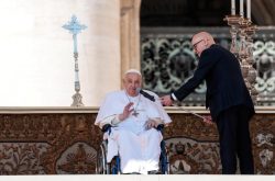 Papa Francisco aparece na Praça de São Pedro para saudar os peregrinos 1 Foto: Vatican news